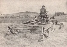 <b>Schwader und Wender E 243/1 im Einsatz</b><br>Copyright: VEB Fortschritt Landmaschinen Neustadt/Sa.<br>Quelle: Prospektmappe "Anbaugeräte für den Geräteträger"