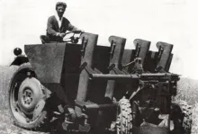 <b>Kartoffellegemaschine</b><br>Copyright: VEB Bodenbearbeitungsgeräte Leipzig<br>Quelle: Buch Ing. E. Scheuch "Der Gerätetreäger", Seite 75