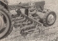 <b>P 420 mit Hohlschutzscheiben und Gänsefußmessern</b><br>Copyright: VEB Landmaschinenbau Torgau<br>Quelle: Prospektmappe "Anbaugeräte für den Geräteträger"