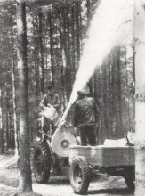 <b>Bei der Schädlingsbekämpfung</b><br>Copyright: VEB Bodenbearbeitungsgeräte Leipzig<br>Quelle: Buch Ing. E. Scheuch "Der Gerätetreäger", Seite 106