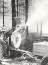 <b>Bei der Schädlingsbekämpfung</b><br>Copyright: VEB Bodenbearbeitungsgeräte Leipzig<br>Quelle: Buch Ing. E. Scheuch "Der Gerätetreäger", Seite 106